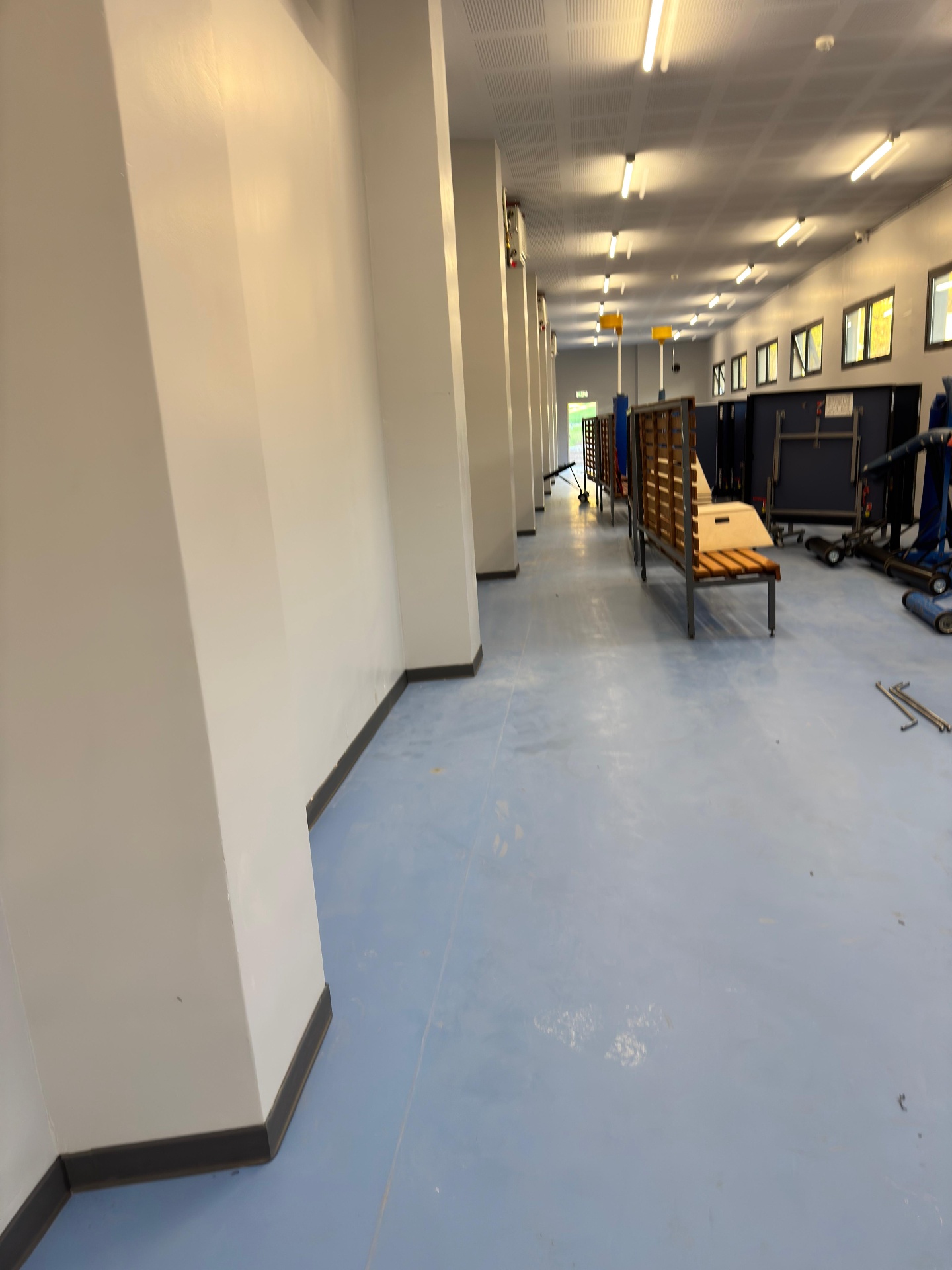 Spor Tesisi — Mavi PVC Koridor