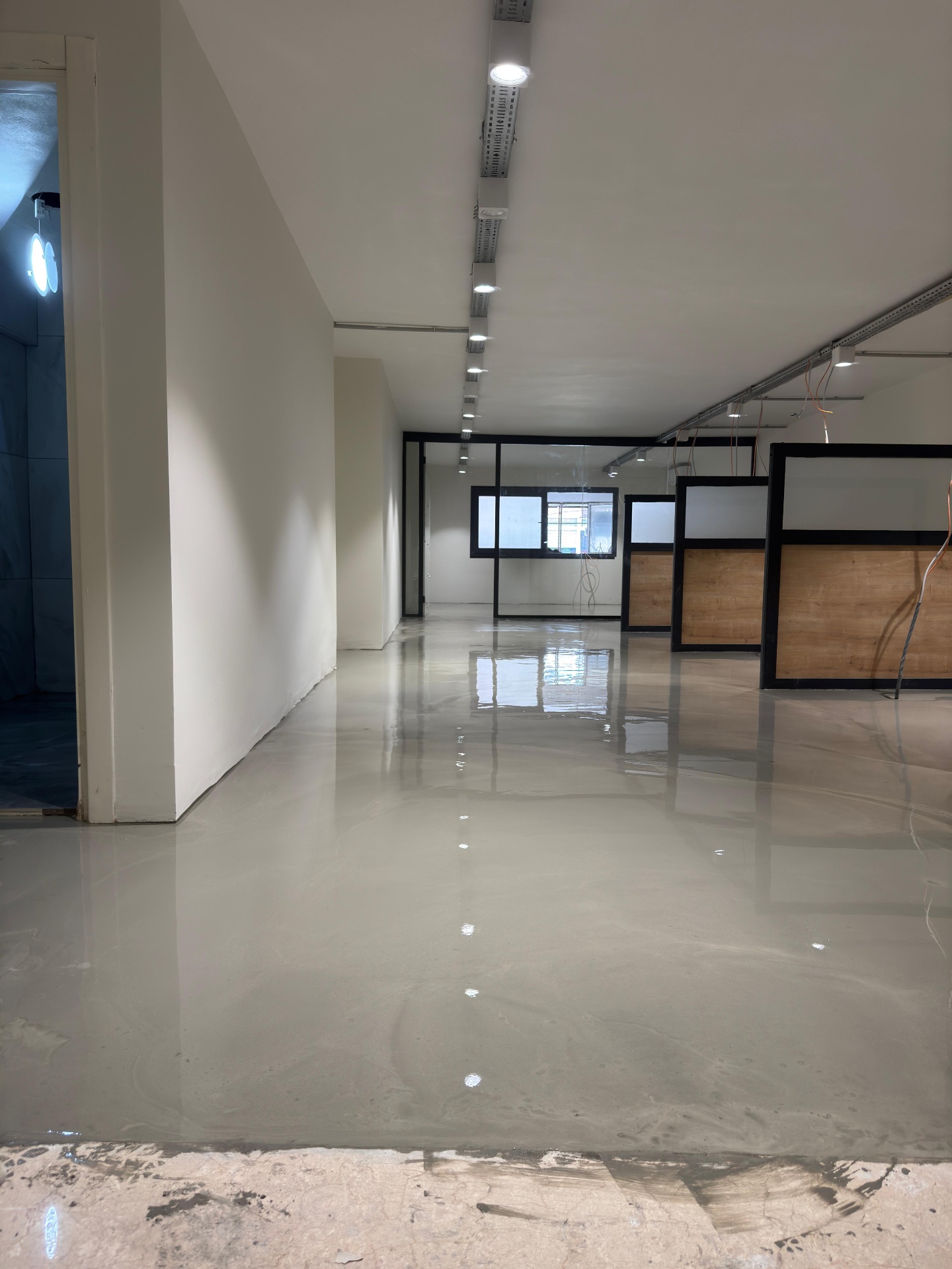 Ofis Koridoru — Self-Leveling Şap