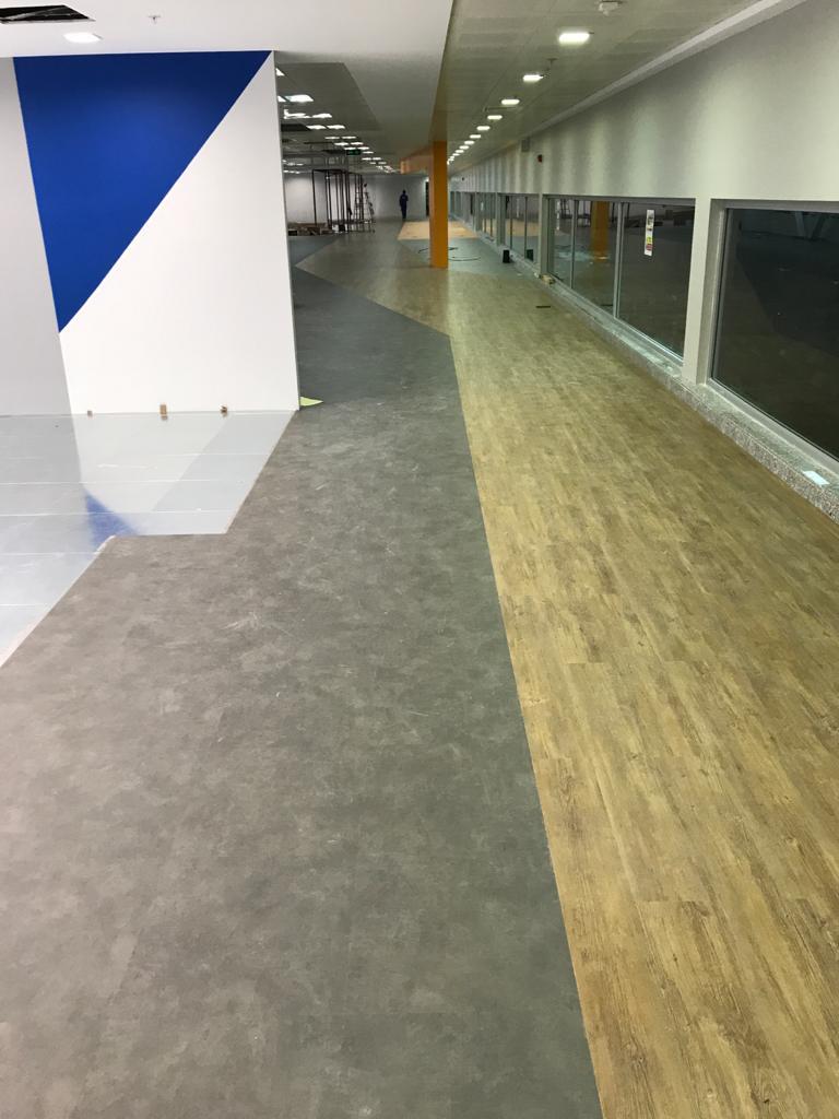 AVM Koridoru — Ahşap & Gri PVC Kompozisyon