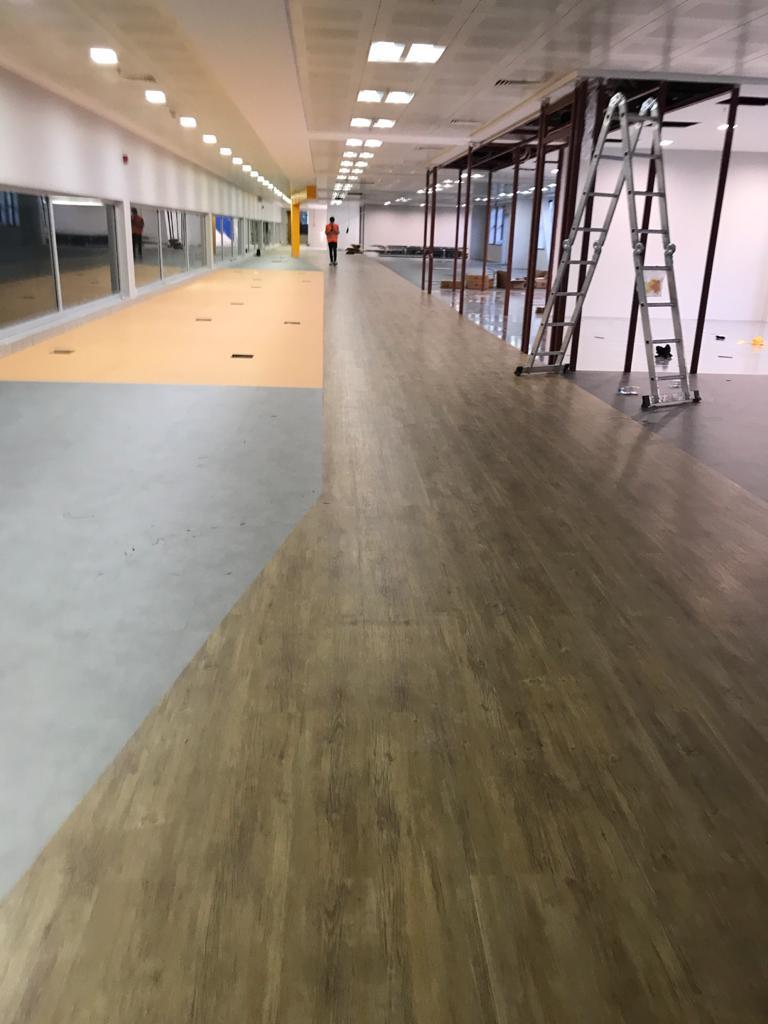 AVM Koridoru — Uzun Ahşap PVC Uygulama