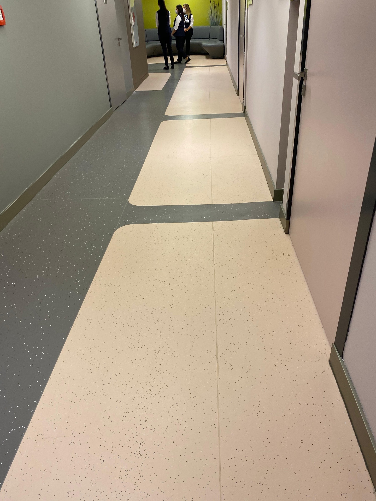 Hastane Koridoru — Krem & Gri PVC