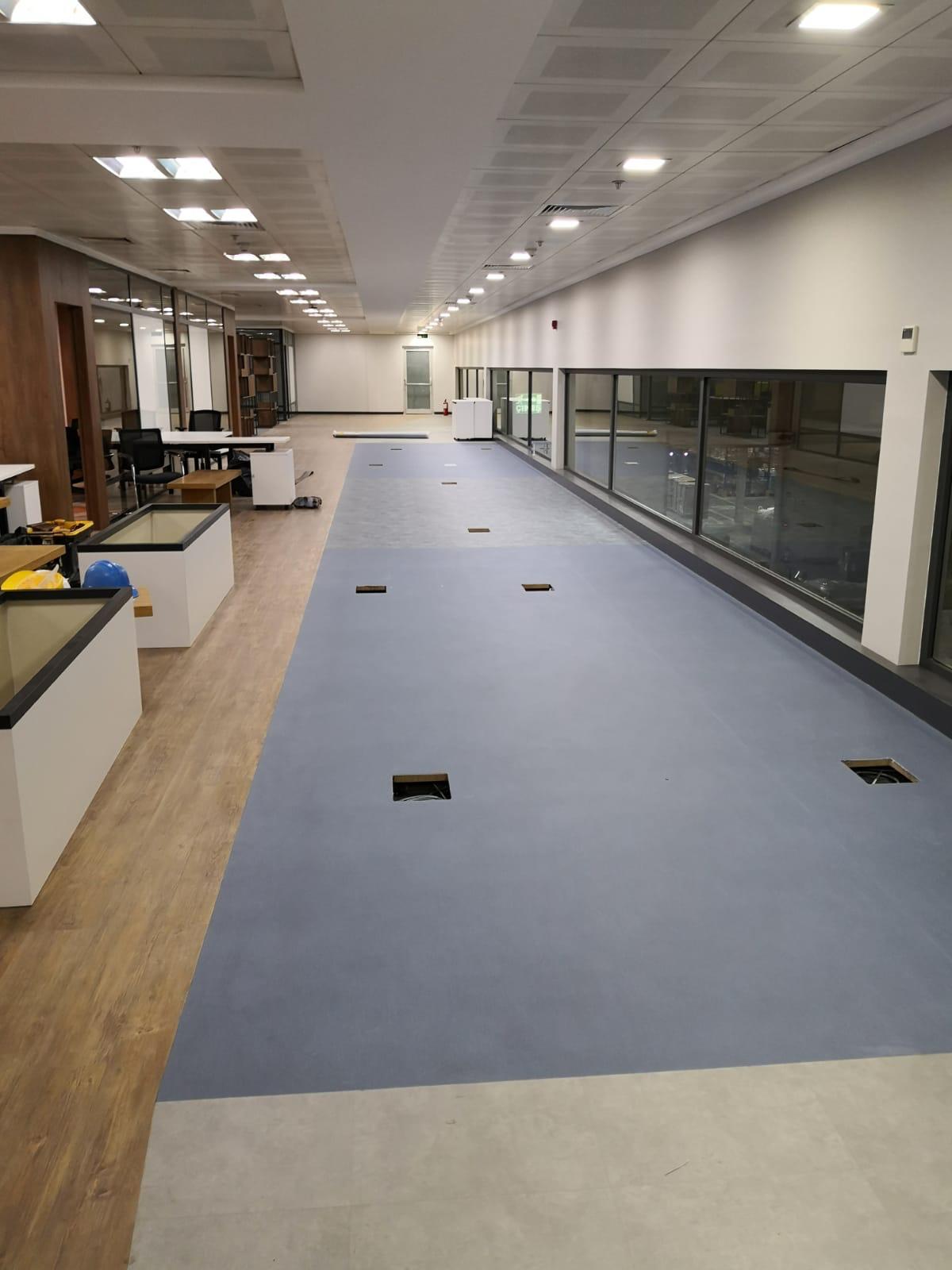 Ofis — Mavi & Ahşap PVC Uzun Koridor