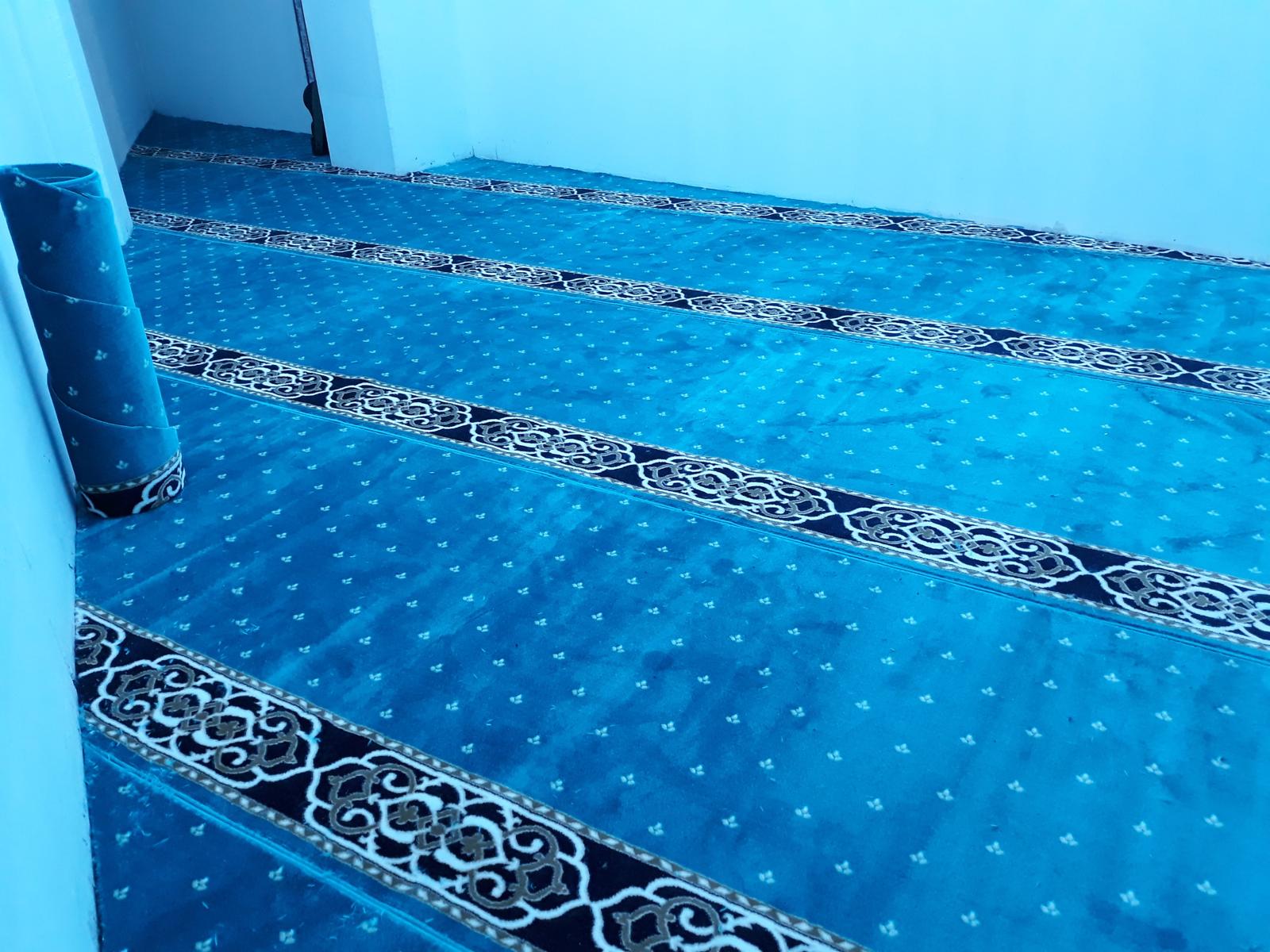 Cami — Mavi Desenli Halı Merdiven